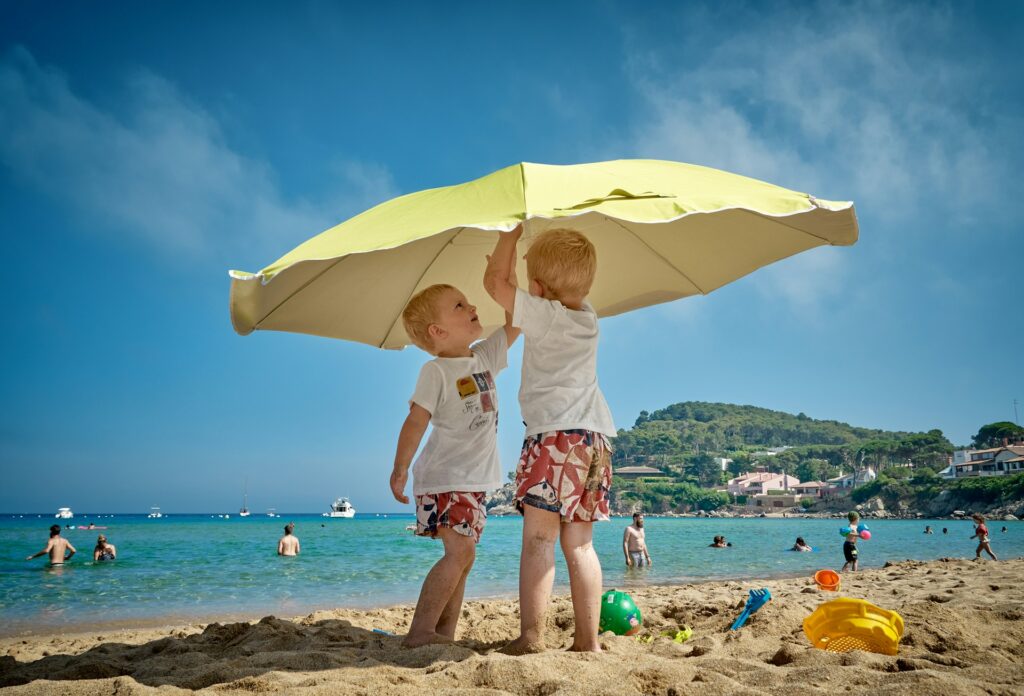 djeca se igraju na plaži